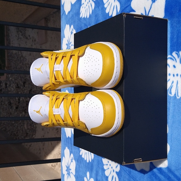 Jordan 1 Low Big Kids 5Y Women's 6.5 (defect) - Picture 5 of 12